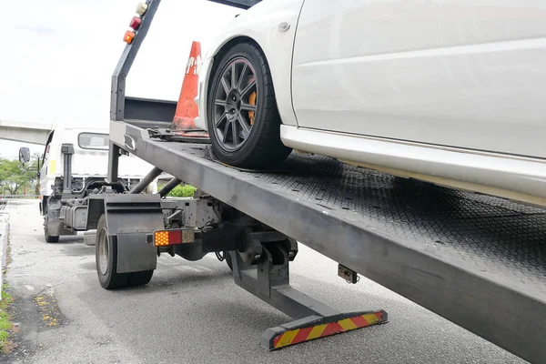 Flat Tire Change: Essential Tips for Towing Chicago IL: 24/7 Towing Service